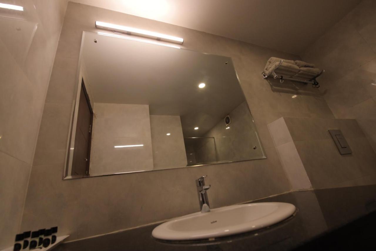 Airport Hotel Bollywood Paradise New Delhi Buitenkant foto